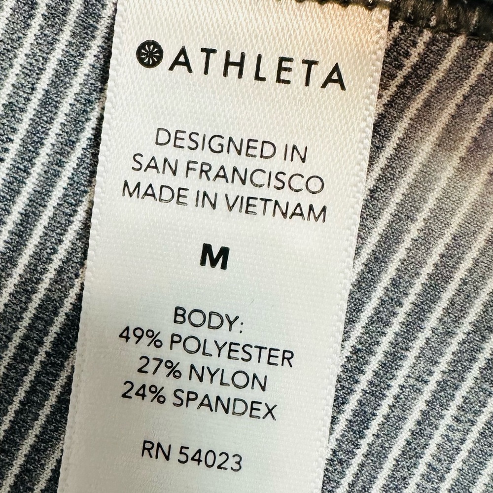 Athleta Salutation Stash Pocket II Textured Capri Leggings Size Medium - Picture 9 of 9